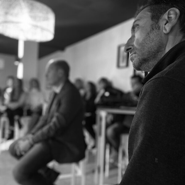 Dos de los coordinadores de Neting Evolution atentos a nuestro taller de Mindfullness